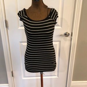 Bailey 44, size Medium black/cream top